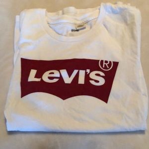 Levi’s t-shirt